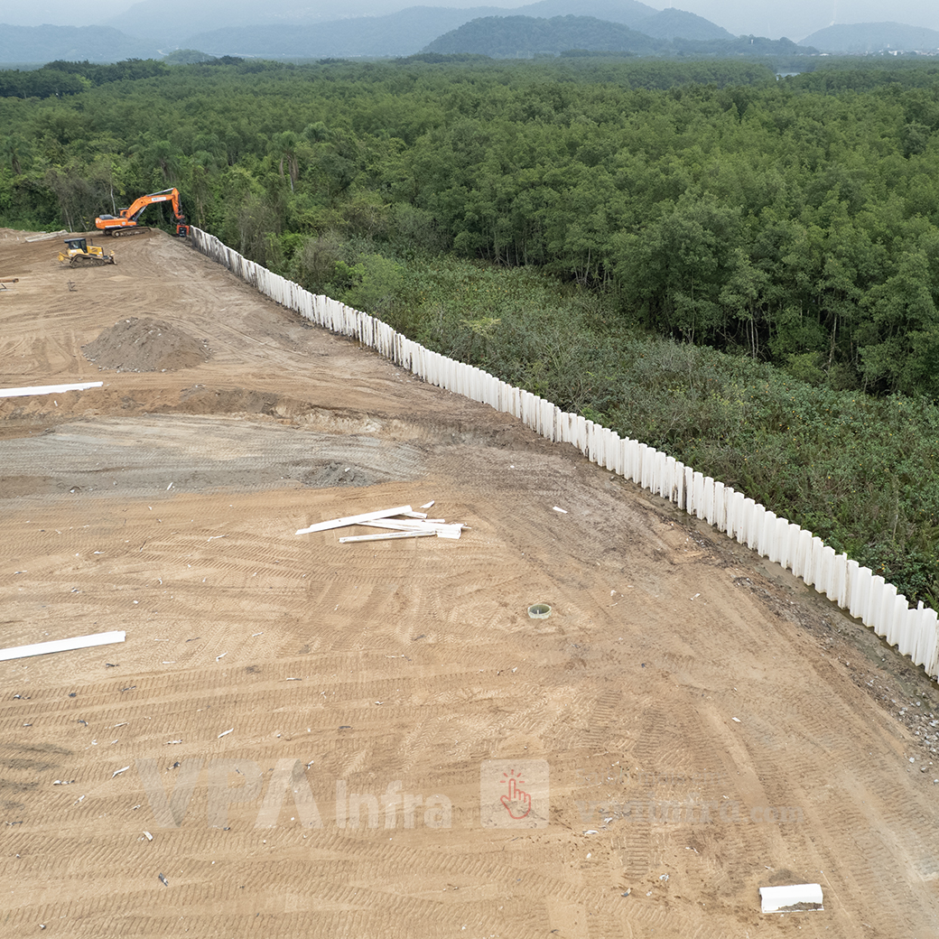 Estacas de PVC para proteção de mangue em área de preservação ambiental